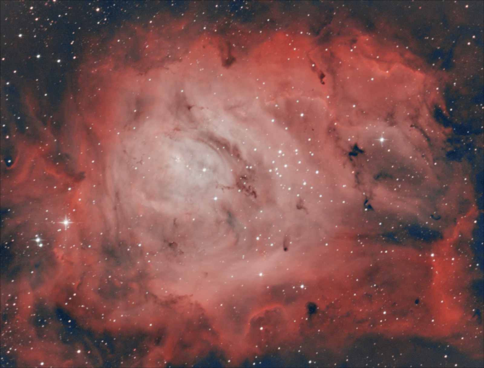 Imagem da Nebulosa da Lagoa, em tons naturais de acordo com a captura em cores.